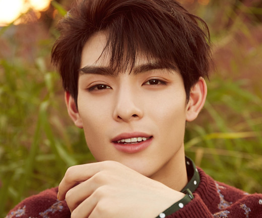 1755726 (a): :2000x1664